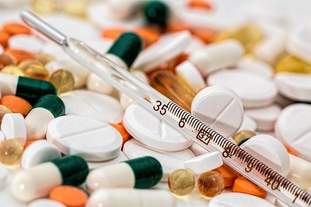 L’effet des médicaments sur les prothèses dentaires
